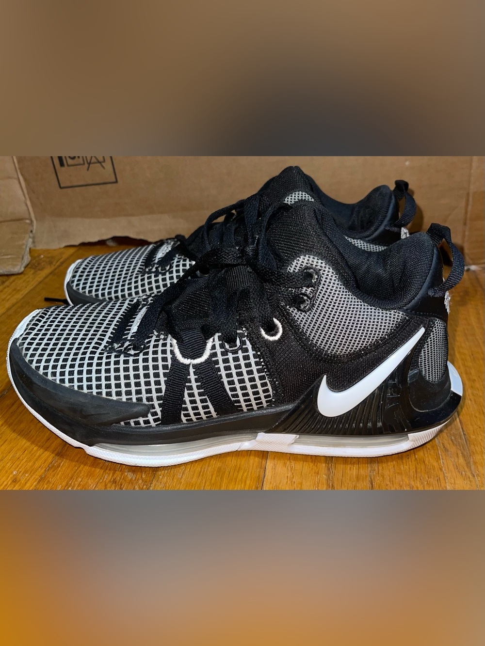 Nike Lebron Witness 7 White/Black. Size 6 Women’s   Basketball Shoe